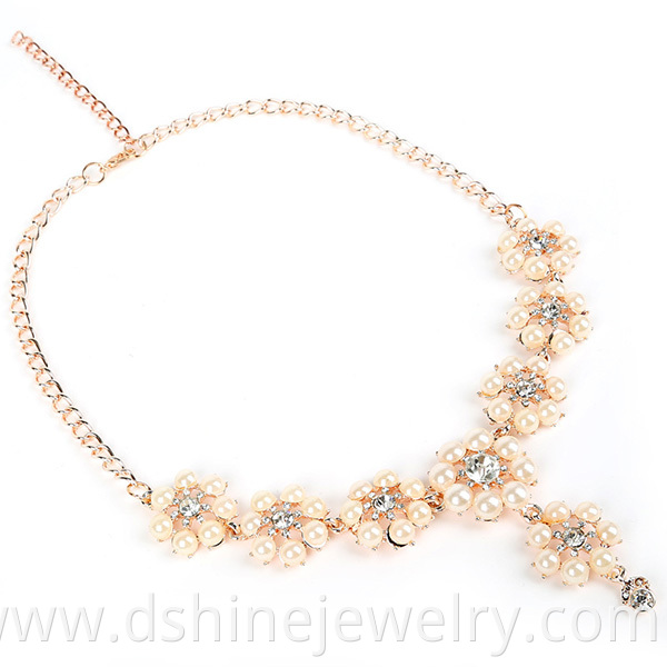 Flower Shape Graduated Pearl Necklace